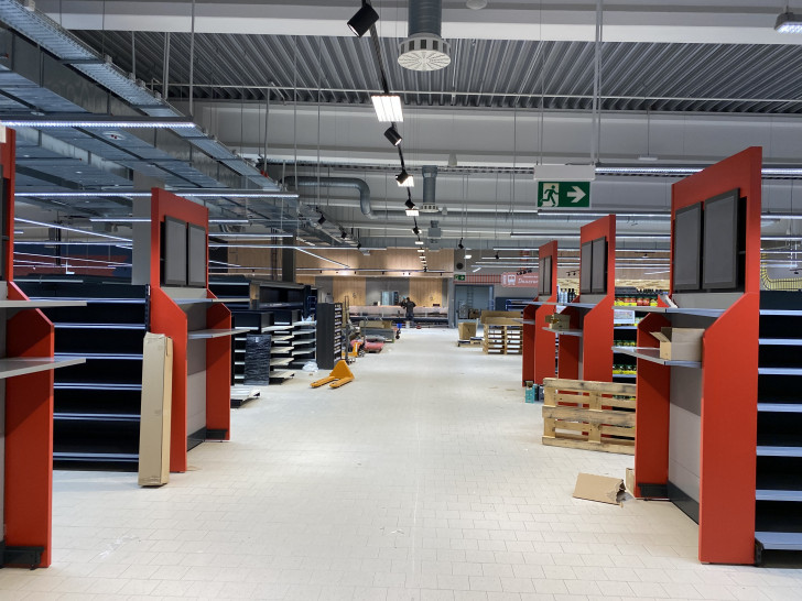 Noch ist es eine Baustelle: Ein Teil der Regale steht bereits, vereinzelt sind sie bereits mit Ware gefüllt, im hinteren Bereich des Marktes sind bereits die neuen Bedientheken zu erkennen. 
