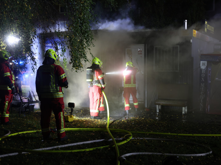 Das Feuer wurde von zwei Seiten bekämpft.