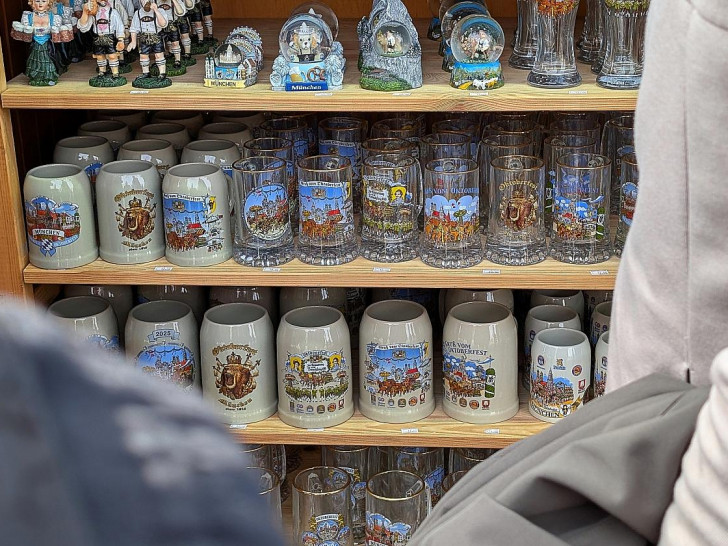 Bierkrüge auf dem Oktoberfest am 29.09.2025