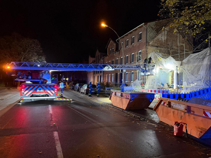 Das Gerüst wurde durch Feuerwehr und THW demontiert.