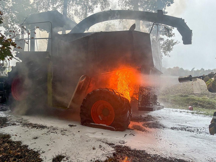 Maishäcksler fängt Feuer und brennt vollständig aus (Archiv)