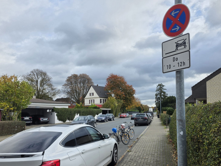 Auf dem Seitenstreifen des Alten Weges stehen zwei Fahrräder.