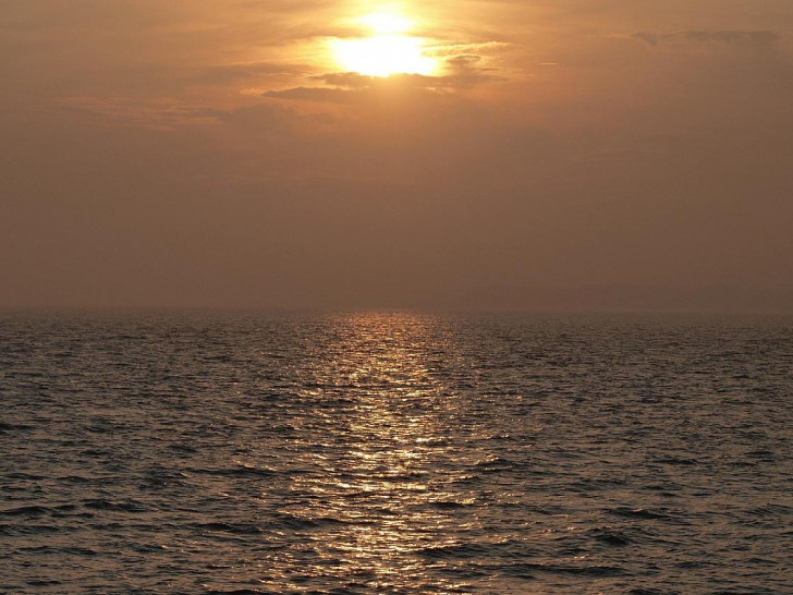 Sonnenuntergang über dem Meer (Archiv)