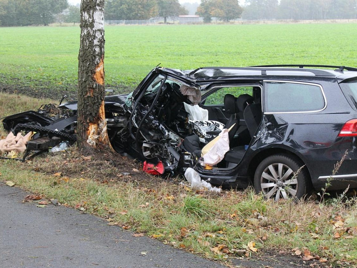 Das verunfallte Fahrzeug an der Einsatzstelle (Archiv)