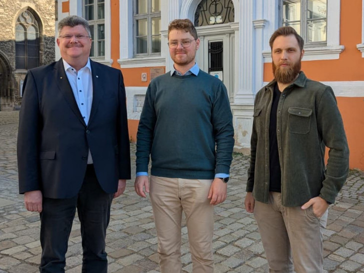 Bürgermeister Alexander Hoppe (li.) und Phil Kühnholz, Klima- und Umweltschutzmanagement Stadt Königslutter (re.) mit einem Vertreter der Regionalen EnergieAgentur e. V..