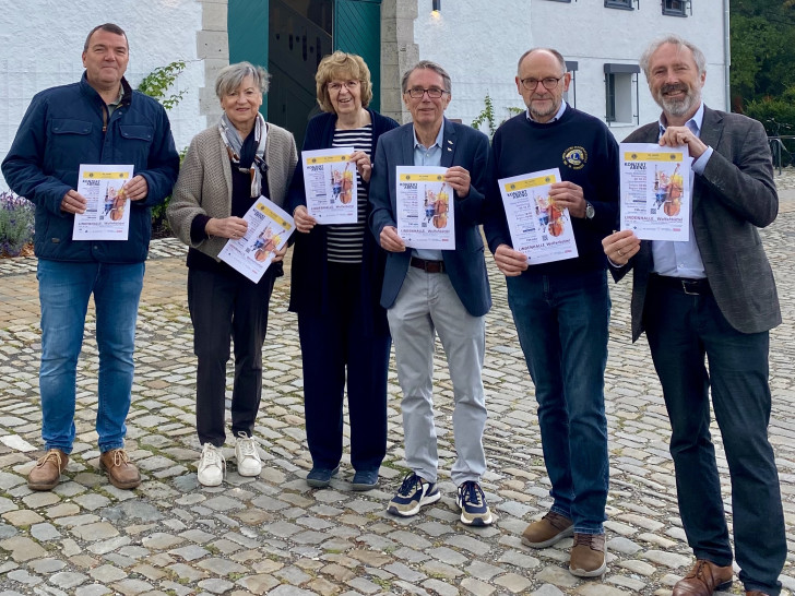 Axel Reinhardt (Vorstand Hospizverein), Dagmar Ammon (Ehrenamtliche Mitarbeiterin), Heike Jürgens (Vorstand Hospizverein), Jörg Emmert (Past Präsident Lions Club), Dirk Janßen (Präsident des Lions Club Hilfswerkes) und Martin Geißler (Activity Beauftragter des Lions Club) (v. li.).