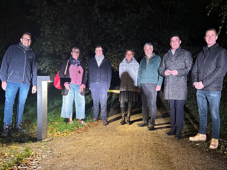 Torben Aster (BS Netz GmbH), Maike Klesen (Fachbereichsleiterin Stadtentwicklung), Oliver Bley (Stadtbaurat), Astrid Behrens (Fachbereichsleiterin Tiefbau), Gerald Flohr (Firma Wiesensee), Bürgermeister Matthias Nerlich und Johannes Gaul (Tiefbau Koga) (v. li.).