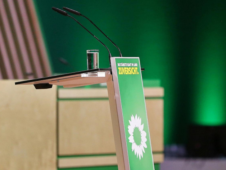 Rednerpult bei Grünen-Parteitag (Archiv)