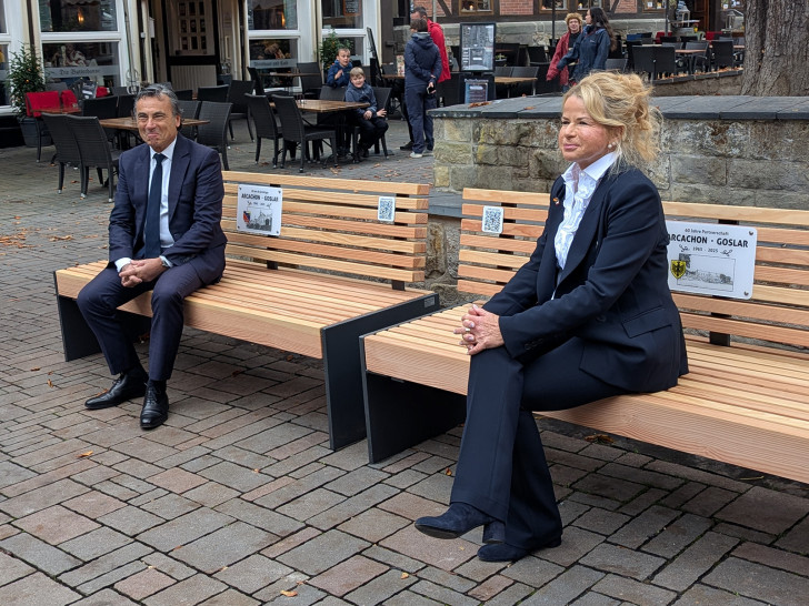 Sie bieten künftig nicht nur Platz für einen regen Austausch: Die zwei Partnerschaftsbänke am Rathaus laden auch dazu ein, die Grußworte von Oberbürgermeisterin Urte Schwerdtner (re.) und Arcachons Bürgermeister Yves Foulon (li.) per QR-Code zu hören und zu sehen.