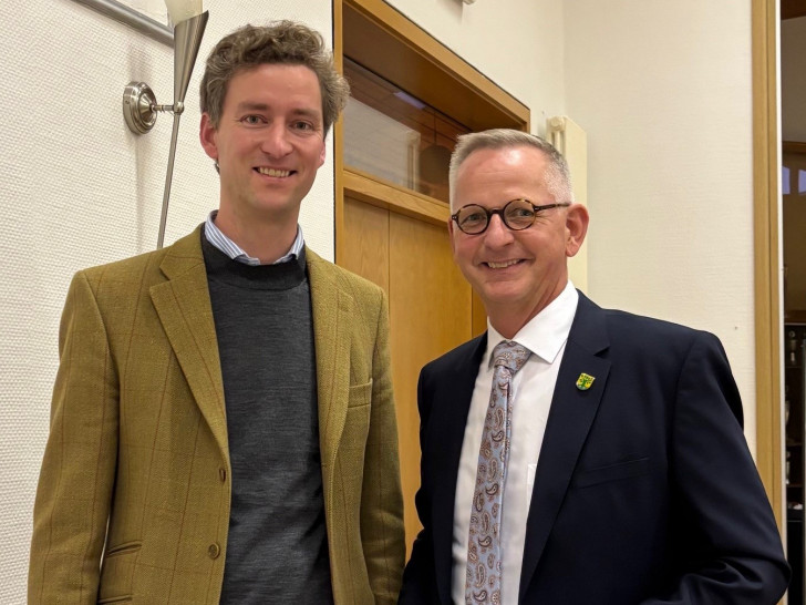 Georg Freiherr von Münchhausen (li.) mit Dirk Neumann bei der Vereidigung.