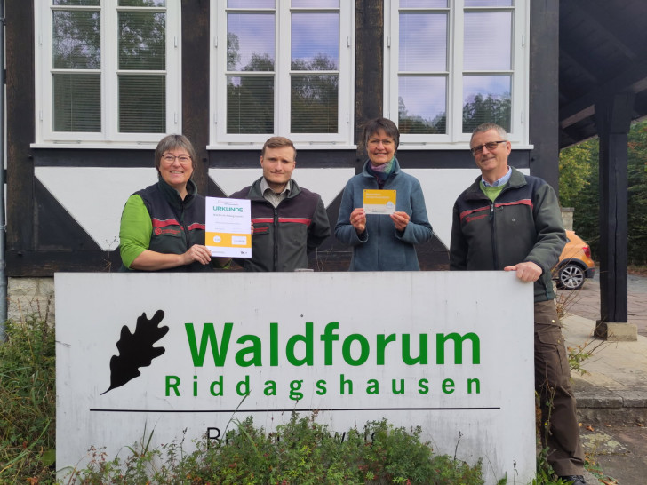 Gariele Hülse (Leiterin Walderlebniszentrum Waldforum Riddagshausen), Tom Ressel (Leiter Waldpädagogikzentrum Waldforum Riddagshausen), Dr. Stefanie Bucher-Pekrun (Förderverein Waldforum Riddagshausen e.V) und Andreas Baderscheider (Leiter NFA Wolfenbüttel) (v. li.).