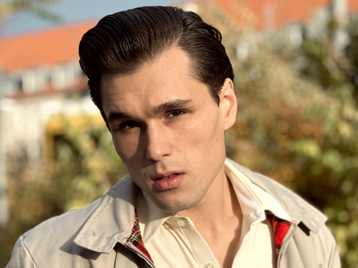 Der Berliner Sänger und Performer Dominic Möws kommt am 24. Oktober mit seiner Band The Class-O-Mates auf die Goslarschen Höfe und erweist dem King of Rock n Roll die Ehre.