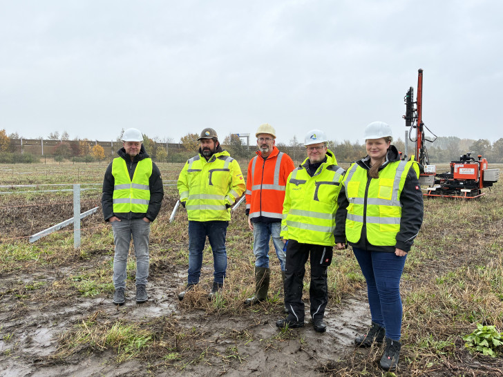 Michael von Loh (Geschäftsführer SESP ), Christian Balcer (Bauleiter CEC Solar), Christian Ohse-Kettig (Flächeneigentümer), Falk Tietze und Lara Witte (Ebert erneuerbare Energie) (v. li.).