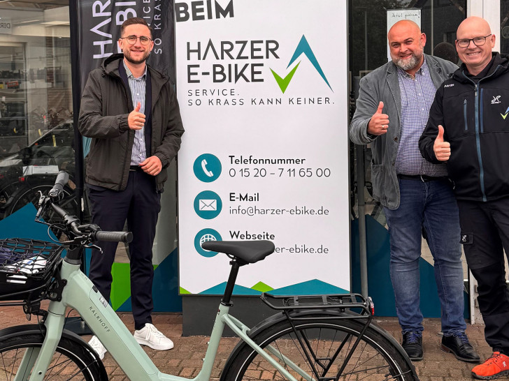 Martin Silberborth (re.), Dennis Schoon und Jonas Münzebrock (li.) vor dem Pop-Up-Store.