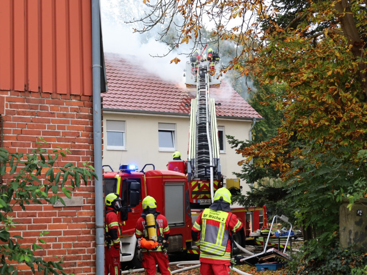 Die Einsatzkräfte waren bis in den späten Abend mit den Löscharbeiten beschäftigt.