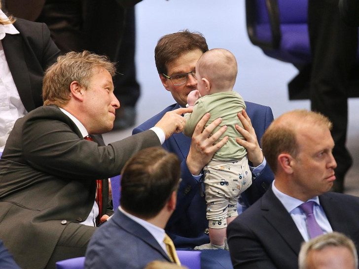 Sebastian Steineke und Johannes Rothenberger mit Baby (Archiv)