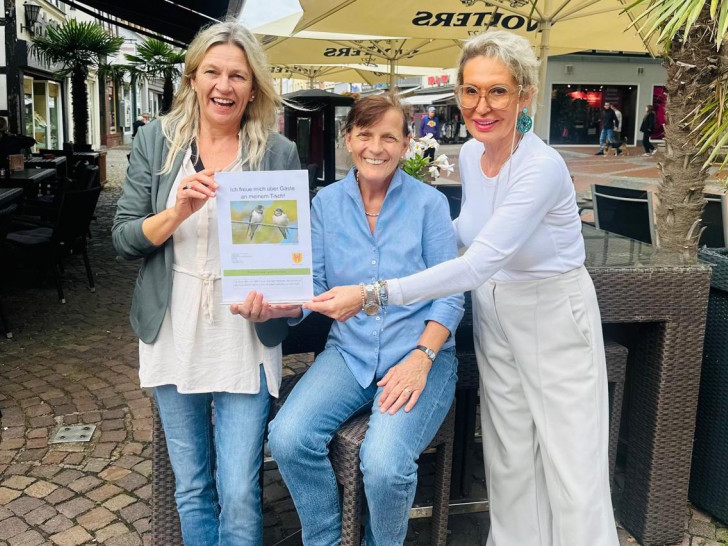Prof. Dr. Anna Friedrich (Sozialdezernentin des Landkreises Peine), Martina Stelter (Geschäftsführerin fips) und Michaela Schade vom Café Mitte (v. li.).