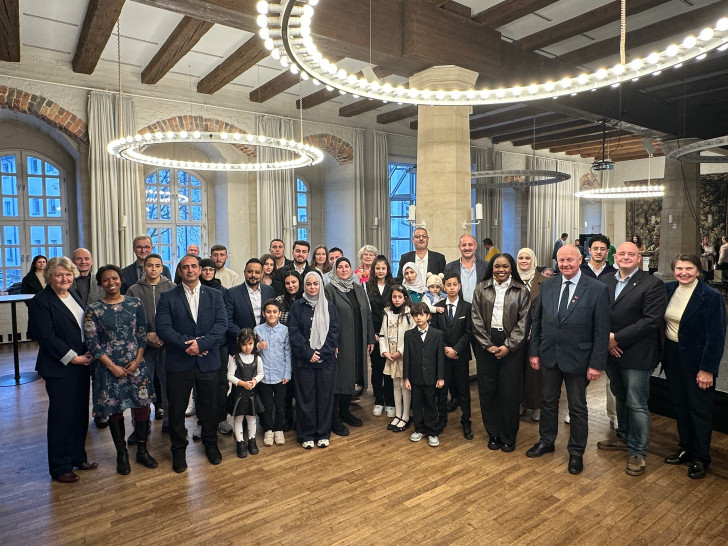 38 Menschen aus 18 verschiedenen Herkunftsländern wurden im Rittersaal des Gifhorner Schlosses in den deutschen Staatsverband eingebürgert. 