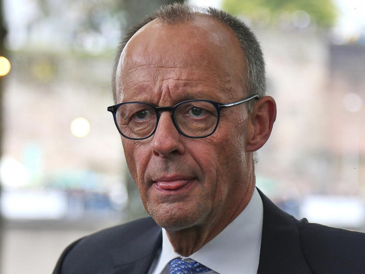 Merz in der Menschenmenge am 03.10.2025