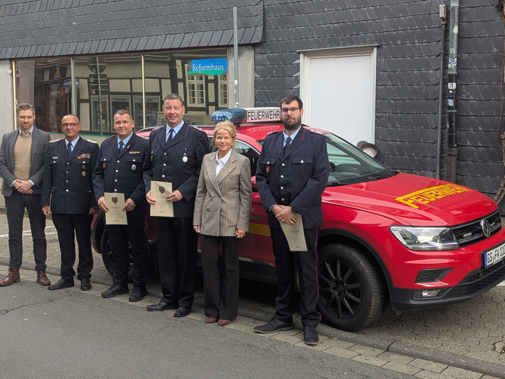 Sechs Veränderungen in den Führungsriegen der Feuerwehren Lengde und Wiedelah standen an. Aus persönlichen Gründen konnten erstmal nur eine Ernennung und zwei Entlassungen vorgenommen werden. Oberbürgermeisterin Urte Schwerdtner (2. v. re.) entließ im Beisein von Sven Busse (v. li.), kommissarischer Fachbereichsleiter Bürgerservice der Stadt Goslar, und Stadtbrandmeister Christian Hellmeier Dominik Steinmeier (re.) und Hendrik Zimmermann (3. v. li.) und ernannte Sven Michaelis (3. v. re.).