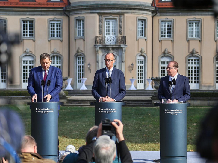 Klingbeil, Merz, Dobrindt bei Kabinettsklausur in der Villa Borsig am 01.10.2025