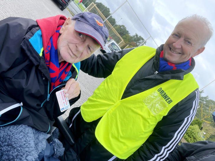 Ordner Markus Theiner überreicht Andreas Hintze seine neue Saisonkarte der SV Gifhorn e.V..