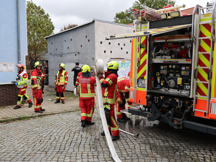 Die Feuerwehr beim Löscheinsatz in der Straße Klunkau.