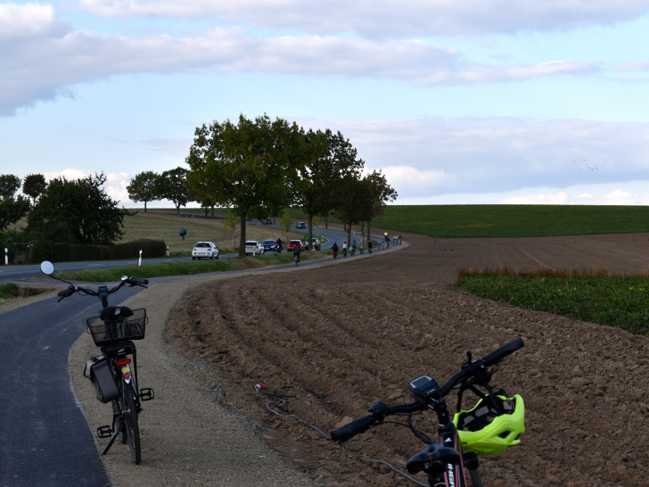  Der neue Radweg ist baulich von der Straße durch einen Graben getrennt. Die Wendessenerinnen und Wendesser machten zur Eröffnung auf eine sicherer erste Probefahrt.