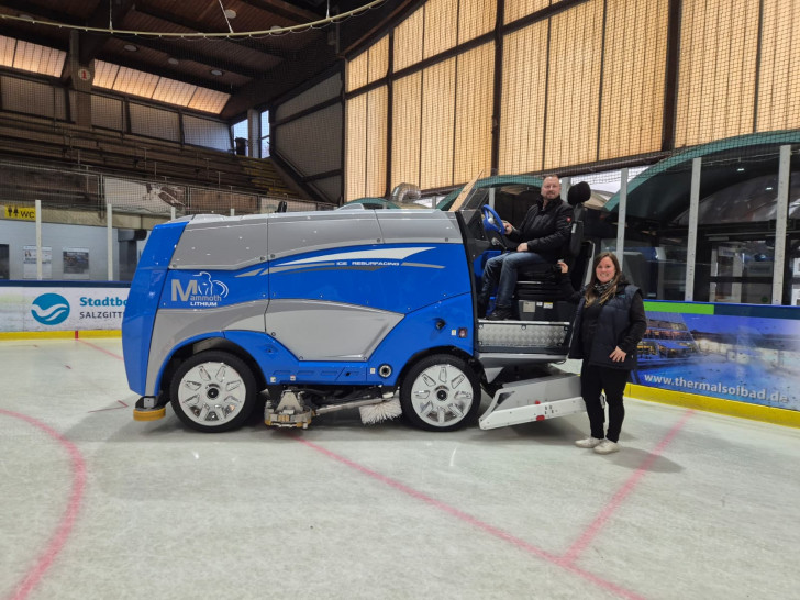 Arne Lorenz und Sarah Arnhold mit der neuen Eisaufbearbeitungsmaschine.