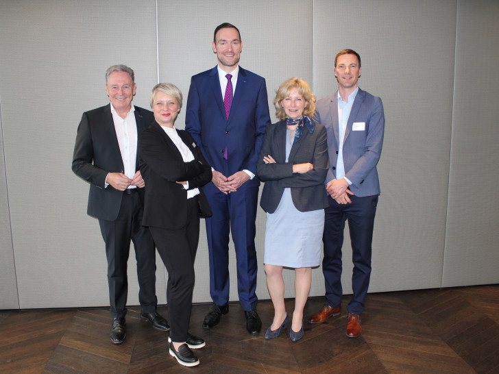 Thomas Fast, Leiter der Direktion Gifhorn der Volksbank BRAWO und Vorstandsvorstandsvorsitzender der Volksbank BRAWO Stiftung, Monika Schmidt, Geschäftsführerin der EngagementZentrum GmbH, Stefan Riecher, Direktor der Braunschweiger Privatbank, Claudia Kayser, Leiterin der Direktion Wolfsburg der Volksbank BRAWO und Vorsitzender der BRAWO Stiftergemeinschaft, und Matthias Marx, zertifizierter Stiftungsberater und -manager bei der EngagementZentrum GmbH, waren beim ersten BRAWO Stiftungstag dabei (v. li.).