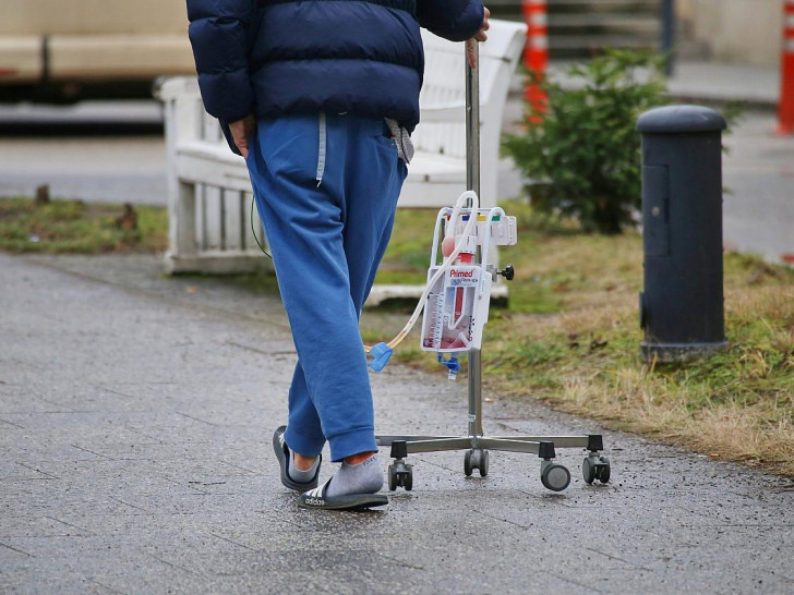 Patient mit Infusionsständer (Archiv)