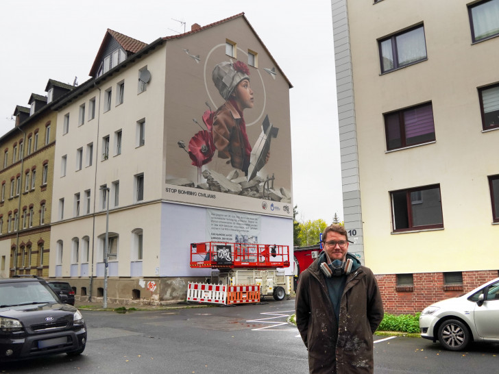 Stop Bombing Civilians - Stoppt die Bombardierung von Zivilisten. Das ist die Botschaft, die Mister Copy auf der Fassade in der Eichtalstraße hinterlässt.