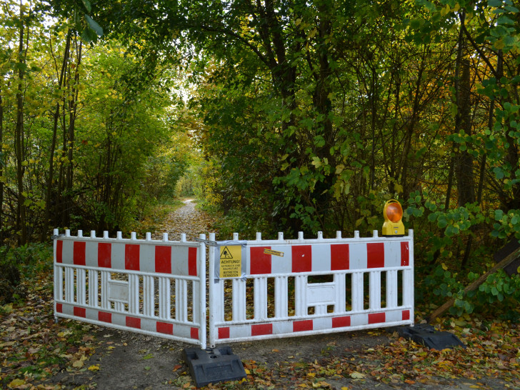 Gesperrter Weg im Vechelder Schlosspark.