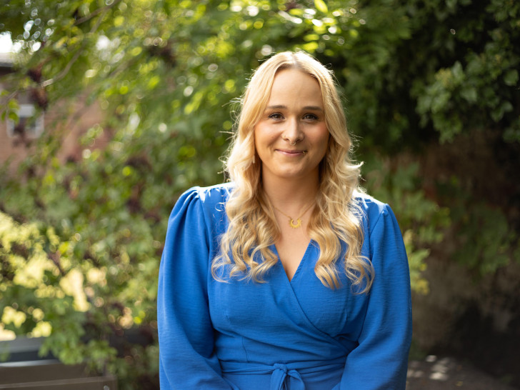Corinna Wolf-Bartens bekommt die Auszeichnung stellvertretend für die Gesamtleistung der Produktion.