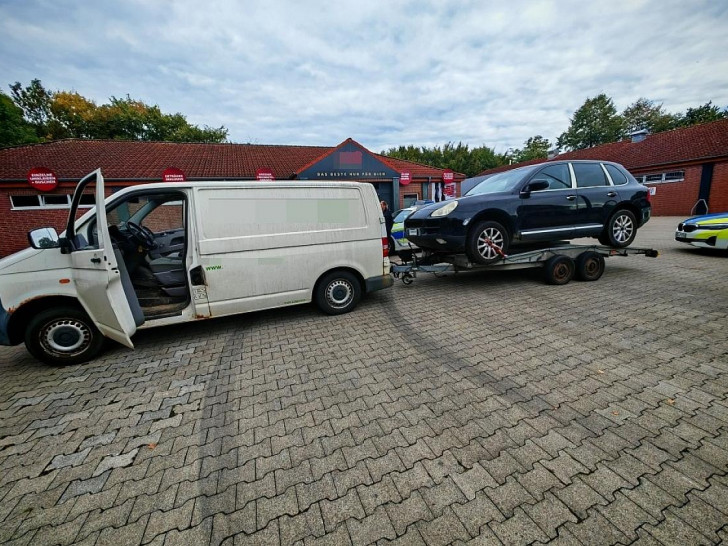 Überladener Kleintransporter mit Anhänger und geladenem SUV in Delmenhorst (Archiv)