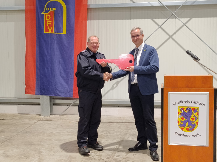 Erster Kreisrat Dominik Meyer zu Schlochtern (rechts) übergibt Ausstattung für die Kreisfeuerwehr Gifhorn im Wert von rund 940.000 Euro an den Kreisbrandmeister Jens Dieckmann.