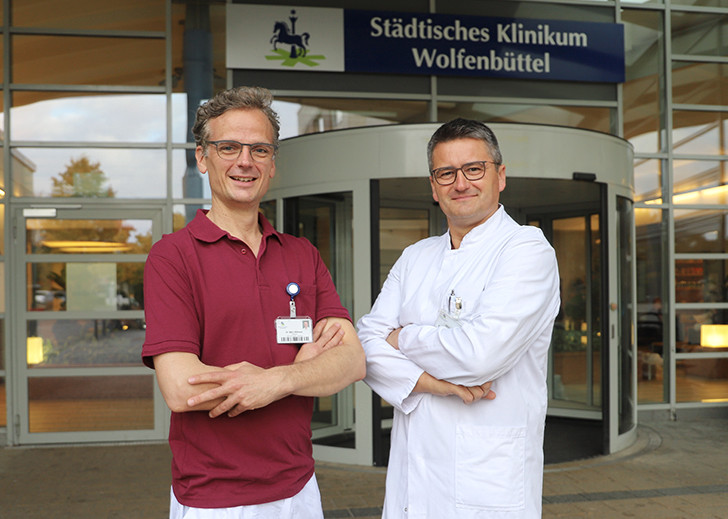 Laden gemeinsam mit der Deutschen Herzstiftung zum Infoabend ein: Die Chefärzte Dr. Björn Billmann (links) und Michael Brandl.