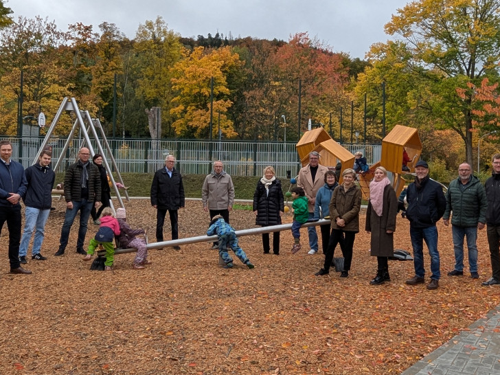Die neuen Spielgeräte wurden noch vor der offiziellen Eröffnung des Spielplatzes „Am Lindenplan“ durch Goslars Oberbürgermeisterin Urte Schwerdtner (Mitte) von den Kindern in Beschlag genommen. Auch die anwesenden Ratsmitglieder und die städtischen Verwaltungsmitarbeitenden waren vom Ergebnis der mehrmonatigen Umbauphase begeistert.