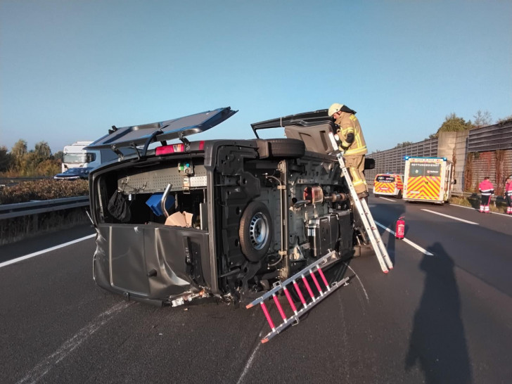 Der Transporter war auf die Seite gekippt.