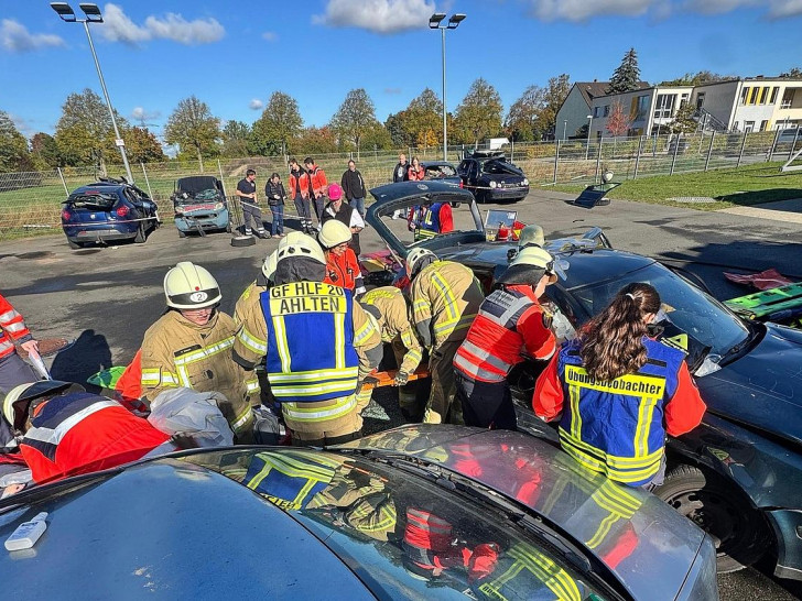 Person wird aus dem Fahrzeug gerettet (Archiv)