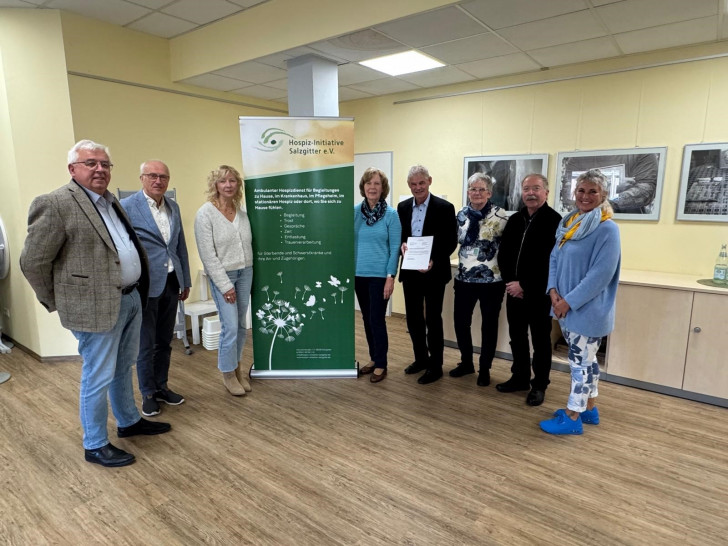 Reinhard Mann (Hospiz), Rainer Dworog und Simone Kessner (Geschäftsführung Konrad-Fonds), Gabriele Grabenhorst (Hospiz), OB Klingebiel (Kuratoriumsvorsitzender) , Angelika Fiegen, Ralf Kielkowsky und Koordinatorin Christine Fritsche (alle Hospiz)
