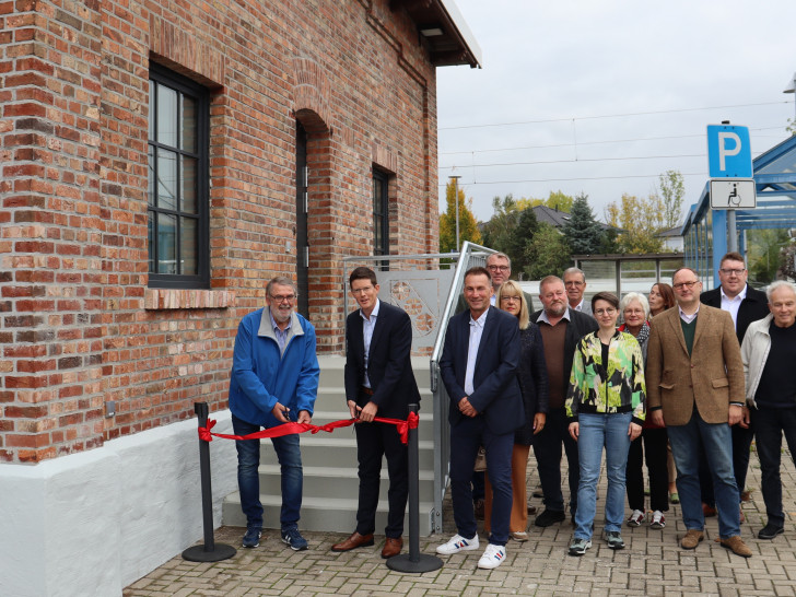 Gruppenfoto bei der feierlichen Eröffnung.