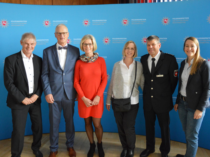 Auf dem Foto sind der bisherige und der neue Dienststellenleiter gemeinsam mit ihren Partnerinnen, der Oberbürgermeister der Stadt Salzgitter, Frank Klingebiel (li.) sowie die Leiterin der Polizeiinspektion Salzgitter/Peine/Wolfenbüttel Imke Krysta (re.) zu sehen.