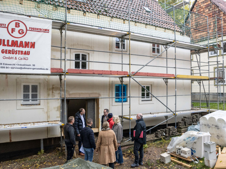 Bei einem Vor-Ort-Termin mit Oberbürgermeister Frank Klingebiel in der Emsstraße in Salzgitter-Bad stellte der Investor Andreas Schürmann sein Sanierungsprojekt vor.