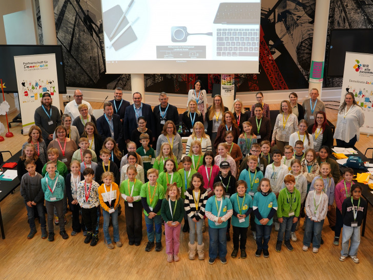 Die Teilnehmerinnen und Teilnehmer der diesjährigen Kinderkonferenz.