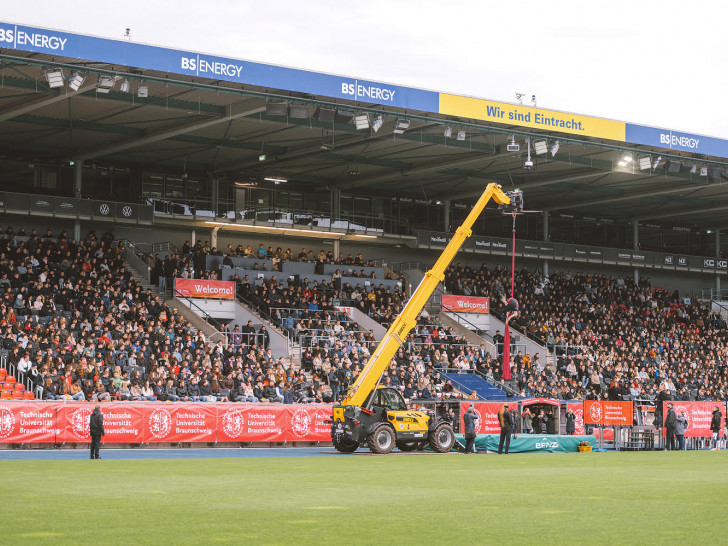 Eine akrobatischen Vertikaltuchshow in luftiger Höhe begeisterte die Studienanfänger bei der Erstsemesterbegrüßung im Eintracht-Stadion.