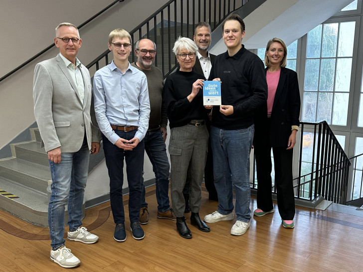 Dirk Neumann (Stiftungsvorstand), Tim Liebenow (Stiftungsverwaltung), Sven Volkers (Leitung Stiftungsverwaltung), Christiana Steinbrügge (Stiftungsvorstandsvorsitzende), Axel Szybay (Stiftungsvorstand) und Heide Gebhardt (Stiftungsverwaltung) (v. li.).