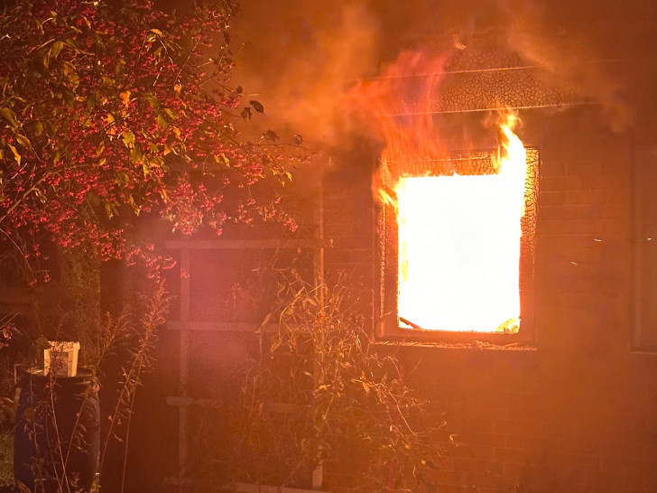 Das Feuer breitete sich bereits in den Spitzboden aus.