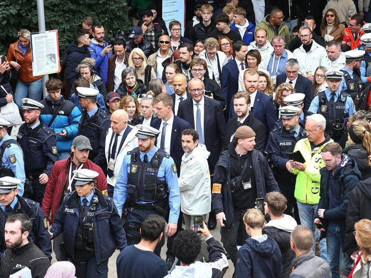 Merz in der Menschenmenge am 03.10.2025