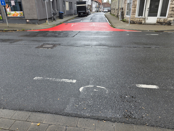 Nicht mehr richtig da, aber auch nicht richtig weg: Der Radschutzstreifen in der Dr. Heinrich-Jasper-Straße.